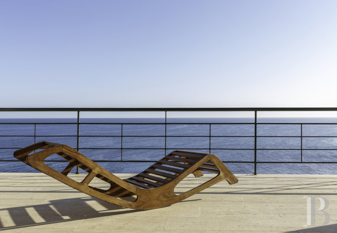 En Sicile, à l’est de Palerme, une maison d’inspiration moderniste en balcon sur la mer - photo  n°27